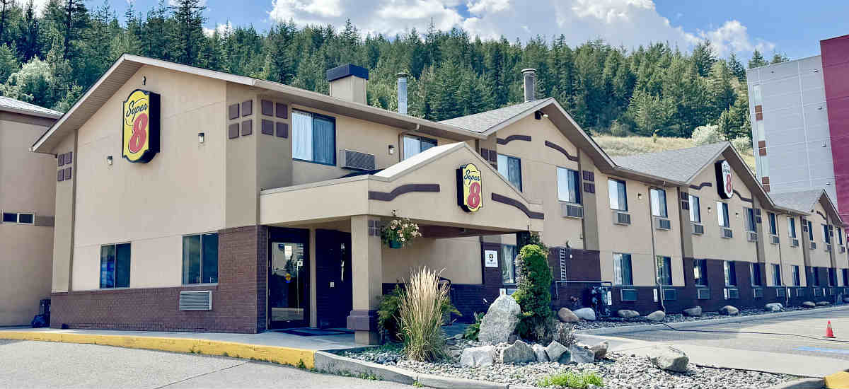 Outside View of the Super 8 Hotel Kamloops on the Hill