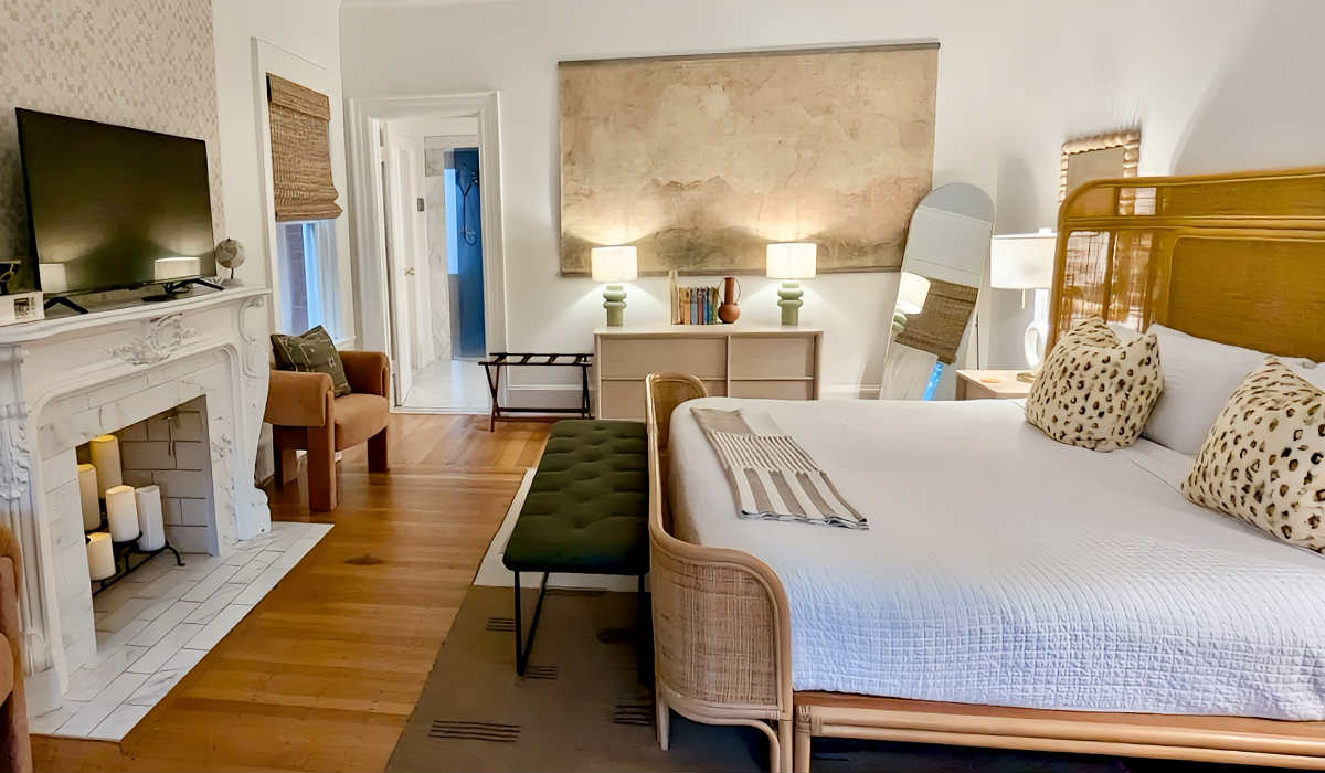 Romantic Room with a King Bed and Fireplace at the Swann Inn B&B, Washington DC