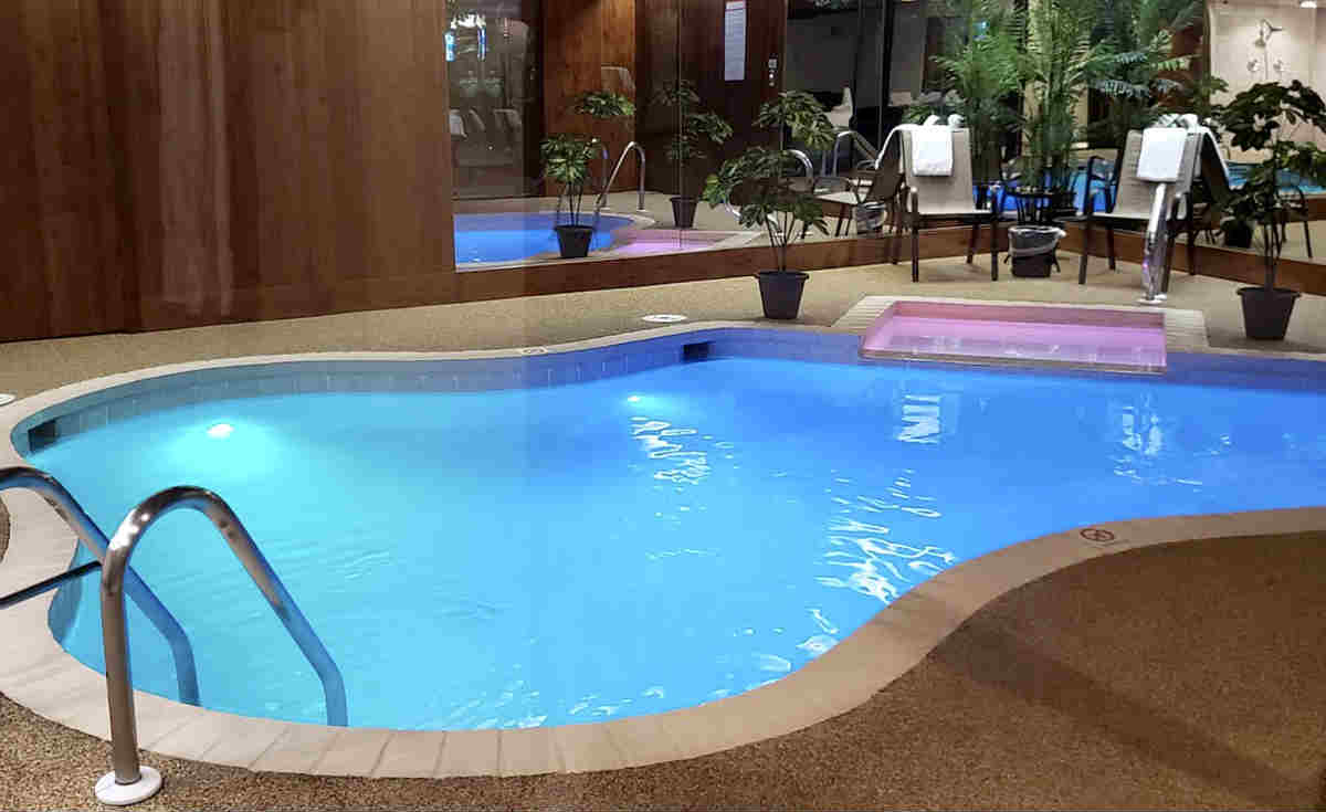 Chicago Private Pool Suites Hotel Rooms & Vacation Rentals w/Pools