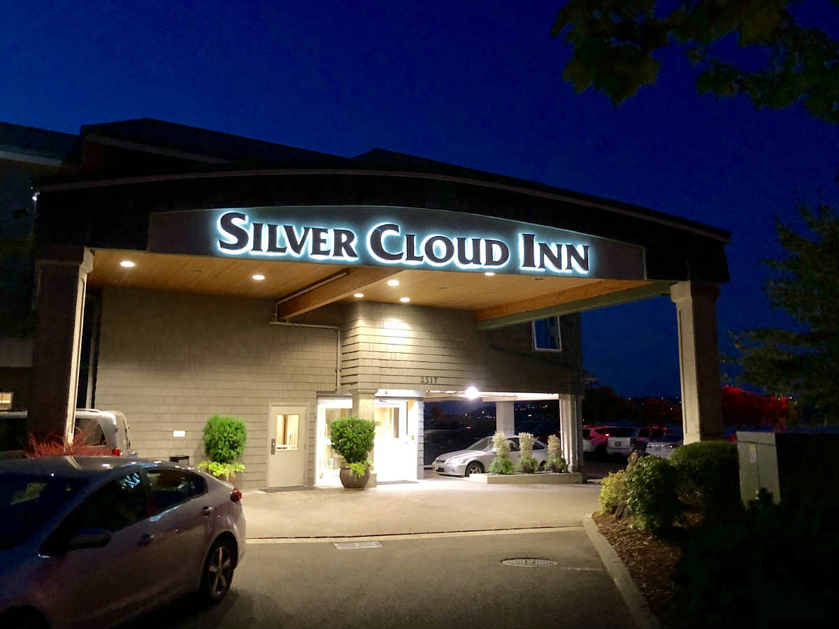 Silver Cloud Inn in the Evening, Tacoma Washington