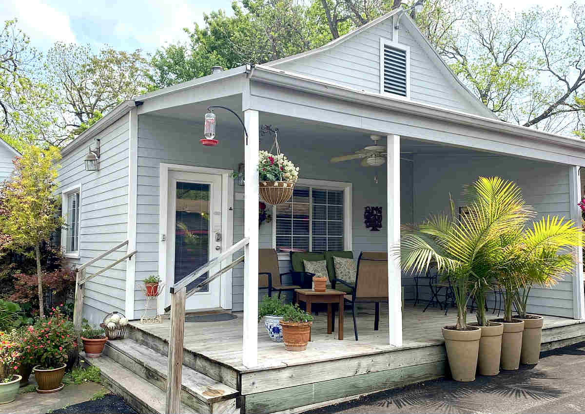 Cottage with Jetted Tub Suite in New Braunfels, Texas.