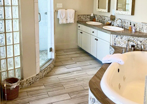 Whirlpool Tub - Sage Hill Inn & Spa in Kyle, Texas