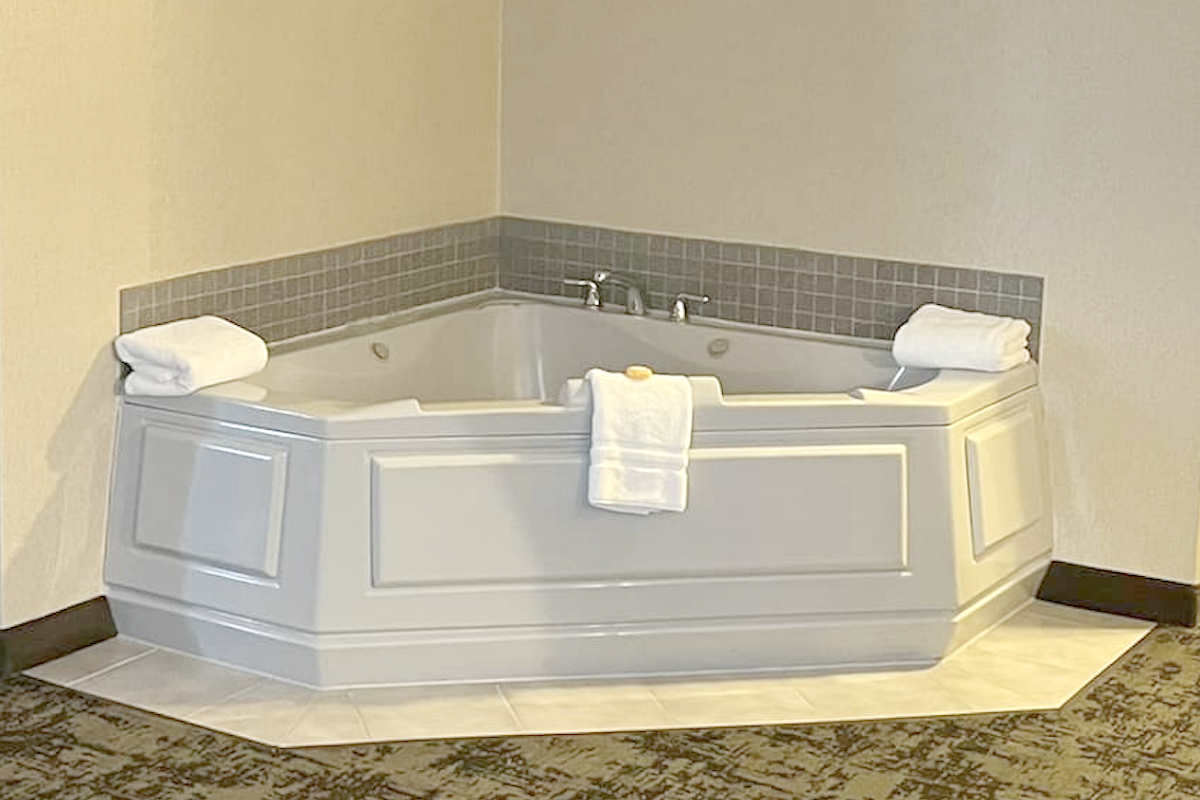 Hotel In St. Paul, MN With Jacuzzi Suites – LivINN Hotel