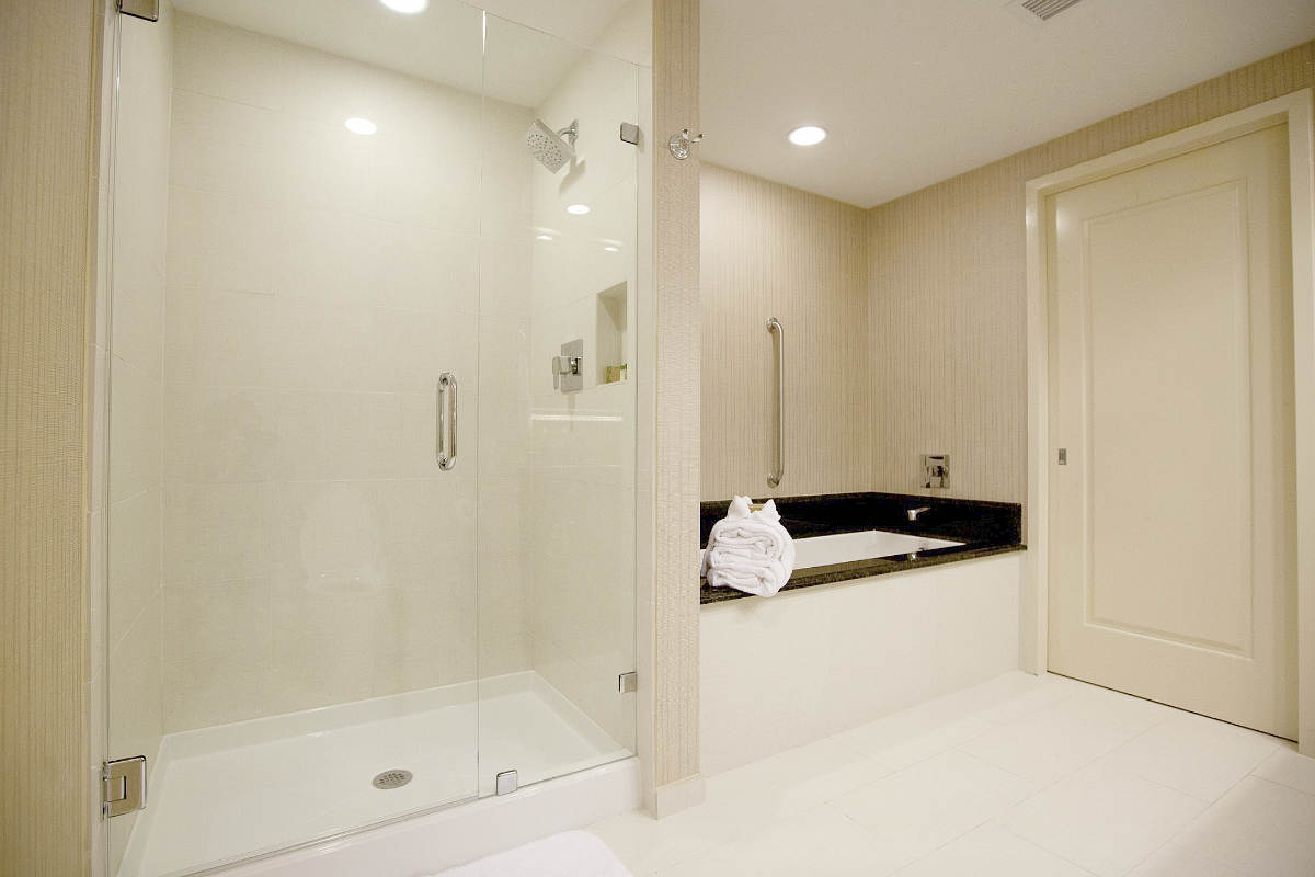 Walk In Shower with a Jetted Tub, Town and Country Inn, Charleston SC