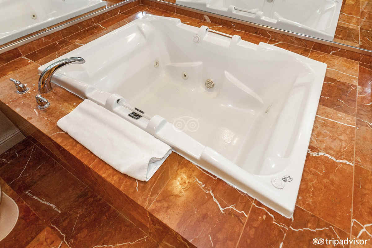 Treasure Island Tower Suite Jetted Spa Tub for 2 People