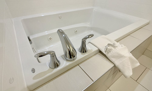 Vernon BC Hotel Hot Tub Suite