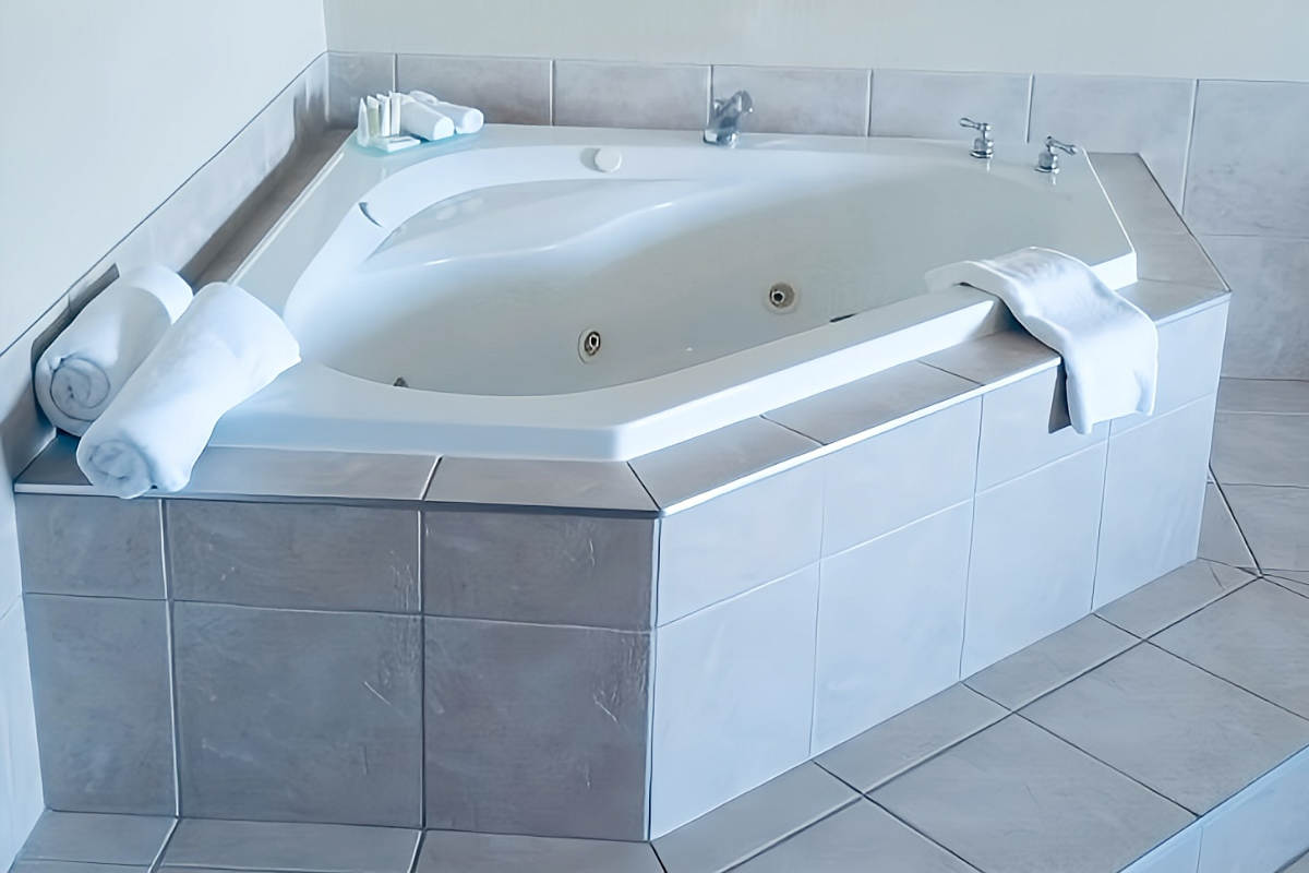 In-Room Jetted Spa Tub for 2 People at the Victoria Inn Winnipeg