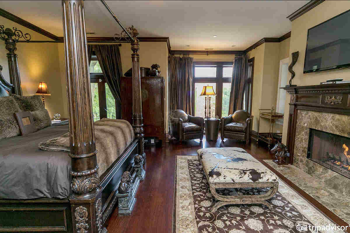 King Bed in the Grand Tuscan Suite at Villa D'Citta in Chicago, Illinois