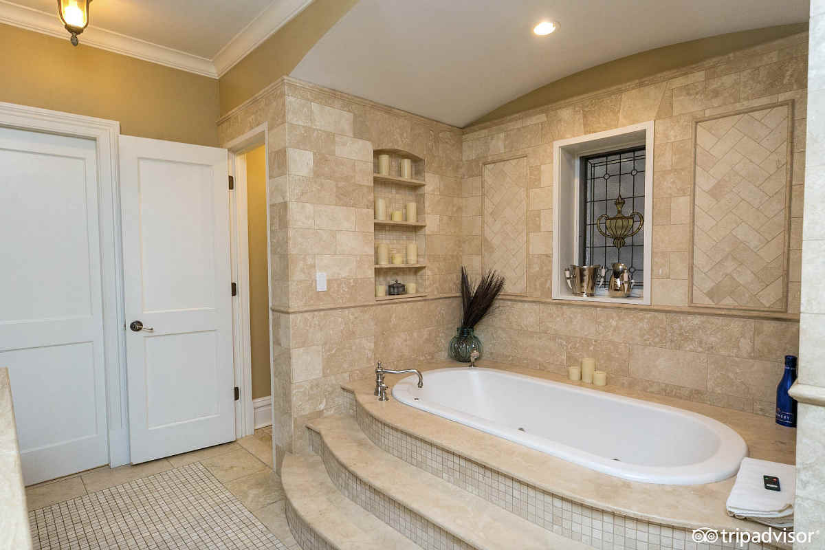Luxury Spa Tub Suite - Villa D'Citta, Chiacgo IL