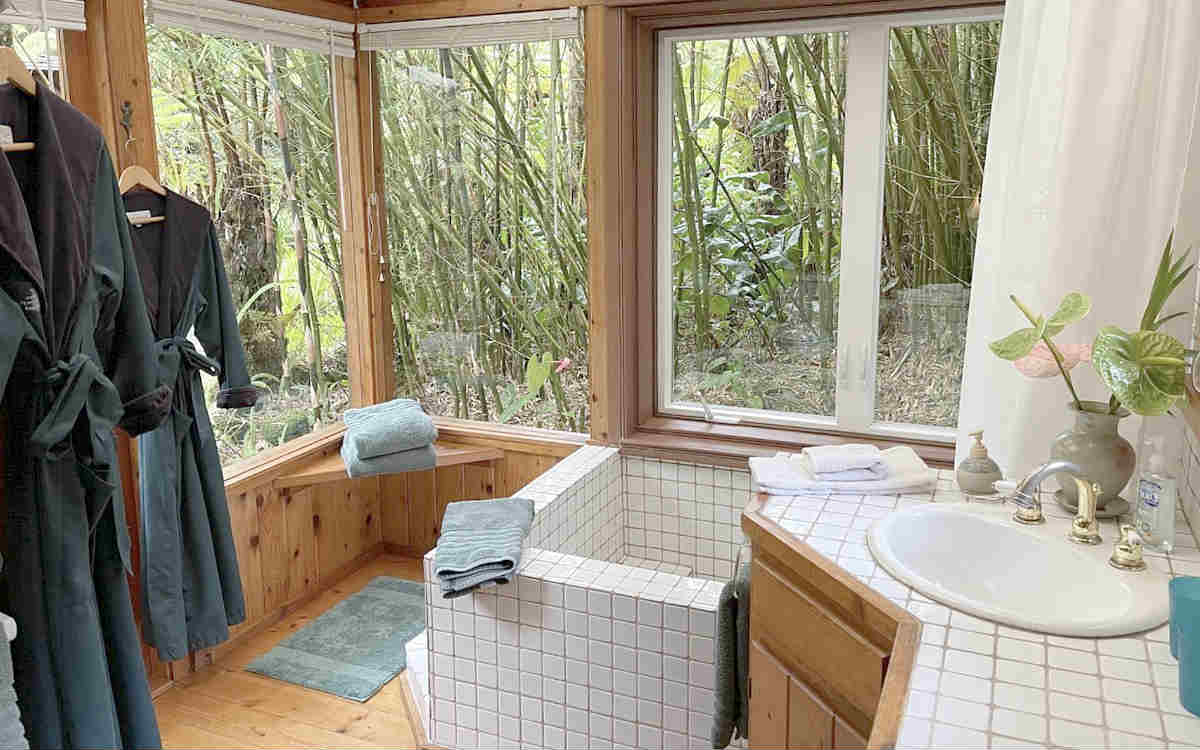 Cottage with Hot Tub at. the Volcano Rainforest Retreat, Island of Hawaii 