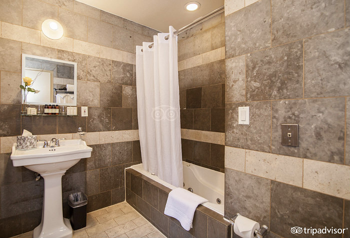 Washington Jefferson Hotel - Master Bath with Jetted Tub
