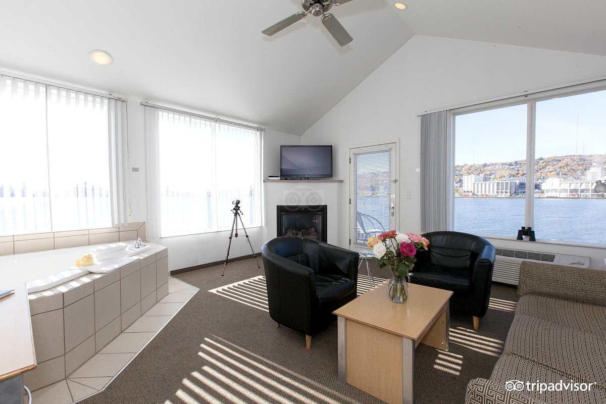 Duluth Minnesota Waterfront Suite with Jetted Spa Tub - South Pier Inn on the Canal