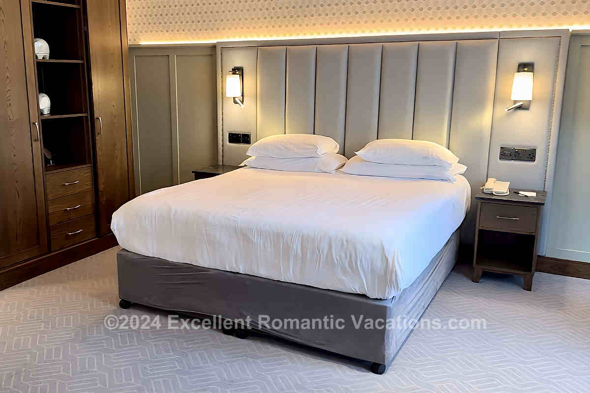 Beautiful King Bed Suite, Westport Plaza Hotel