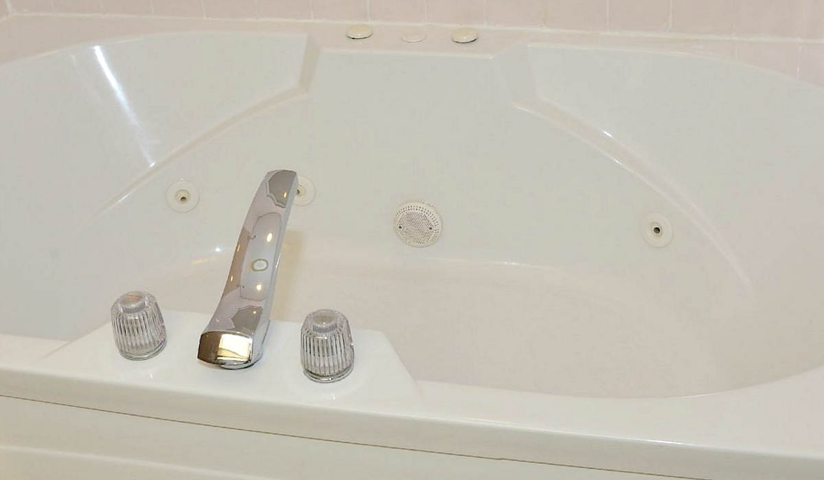 in-Room Jetted Tub at the Best Western Plaza Hotel in Saugatuck, Michigan