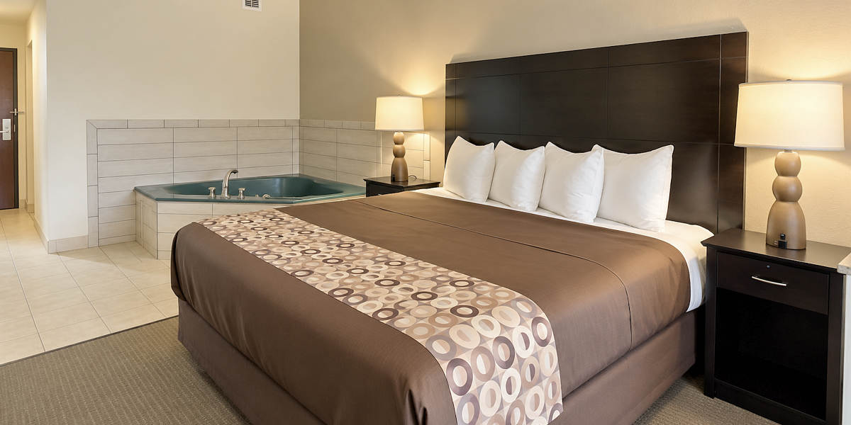 Affordable King Bed Suite with Private Jetted Tub at Best Western Suites in Columbus, Ohio