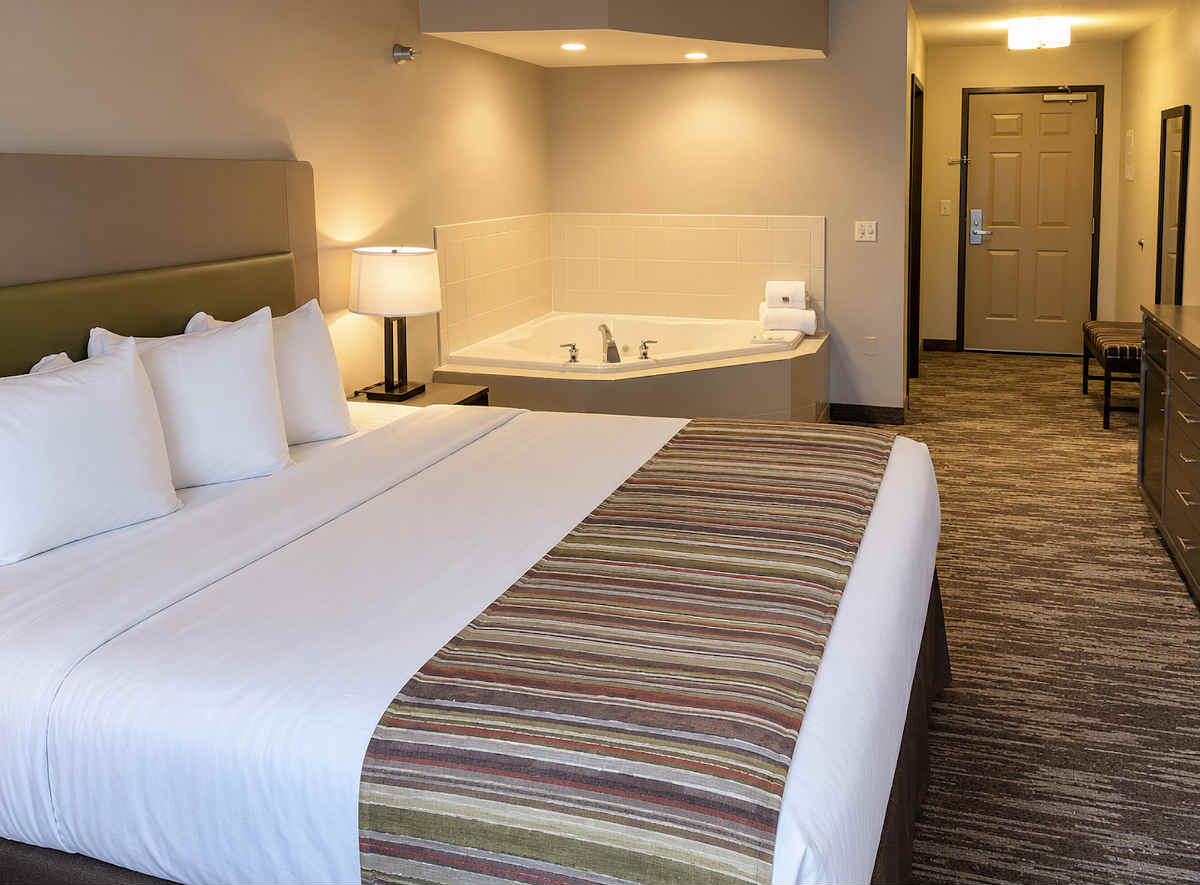 King Bed Whirlpool Suite, Country Inn & Suites, Galena IL