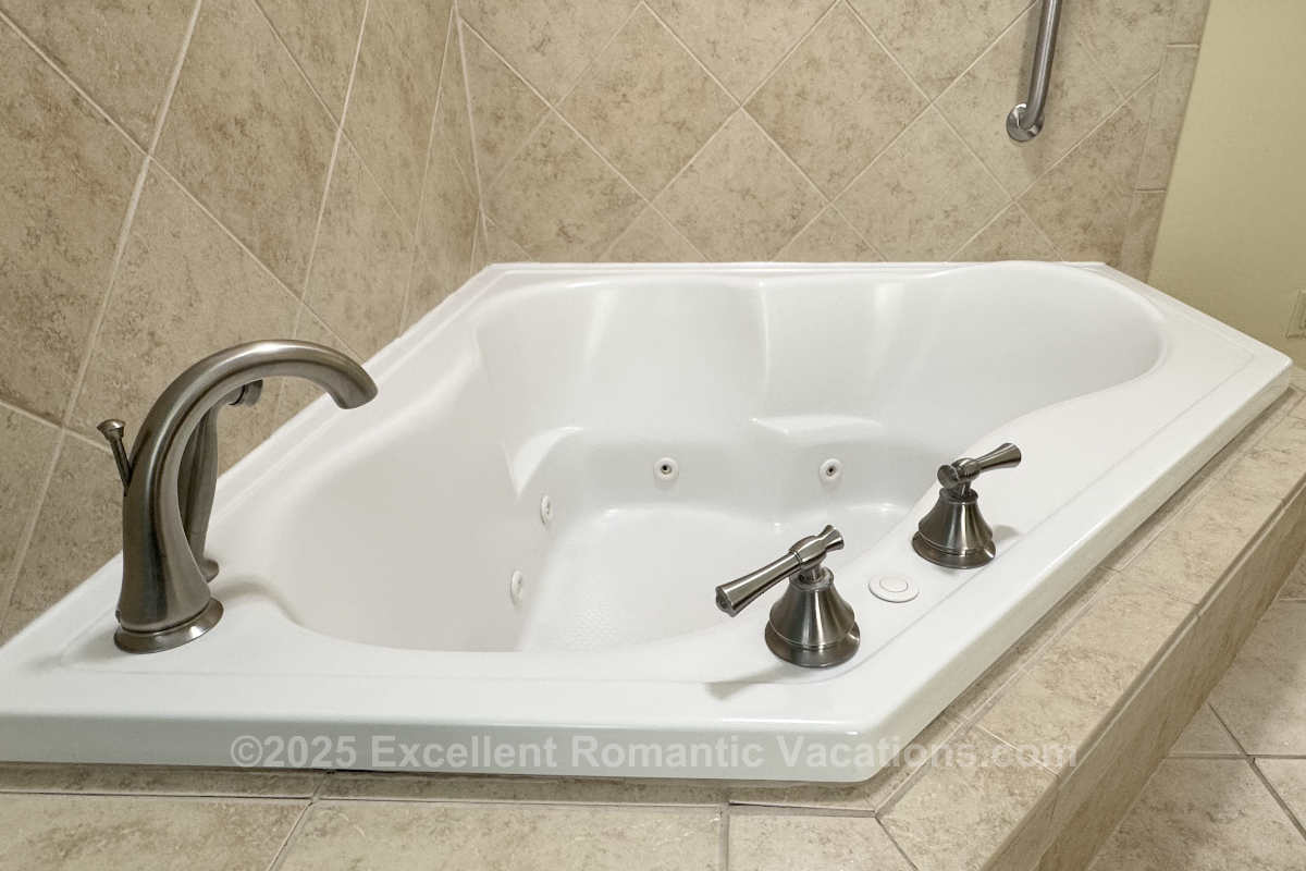 Romantic Hampton Spa Tub Suite in Austin, TX