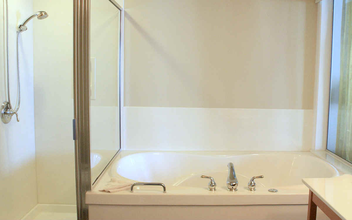 Whirlpool Suite at Waterfront Suites in Sidney BC