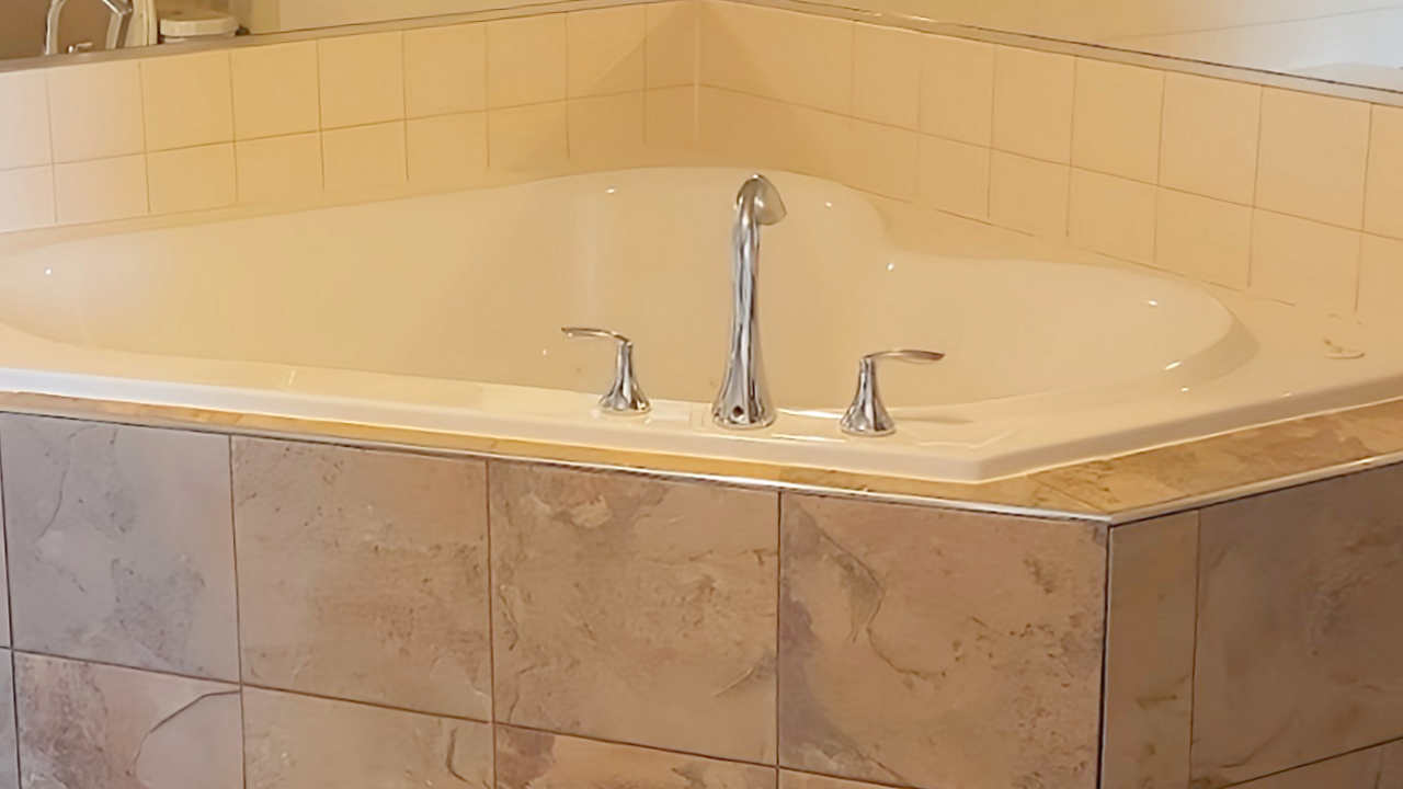 Wingate by Wyndham Calgary Whirlpool Suite