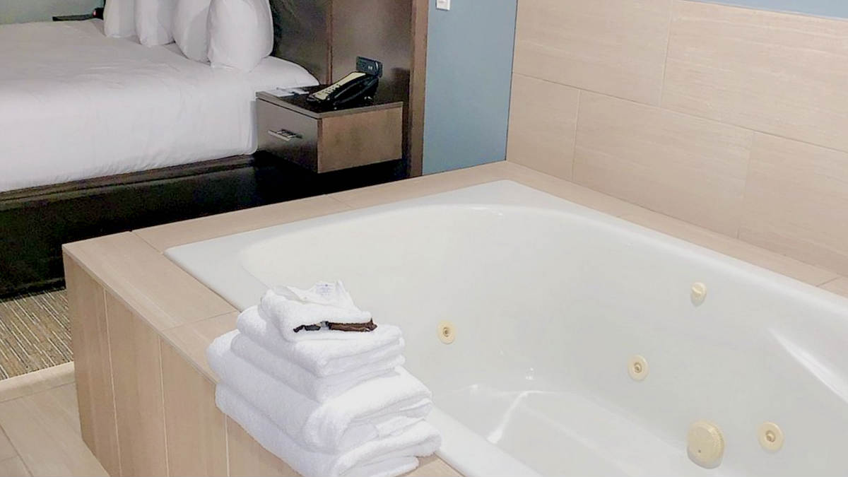 Wingate Wisconsin Dells Spa Tub Suite