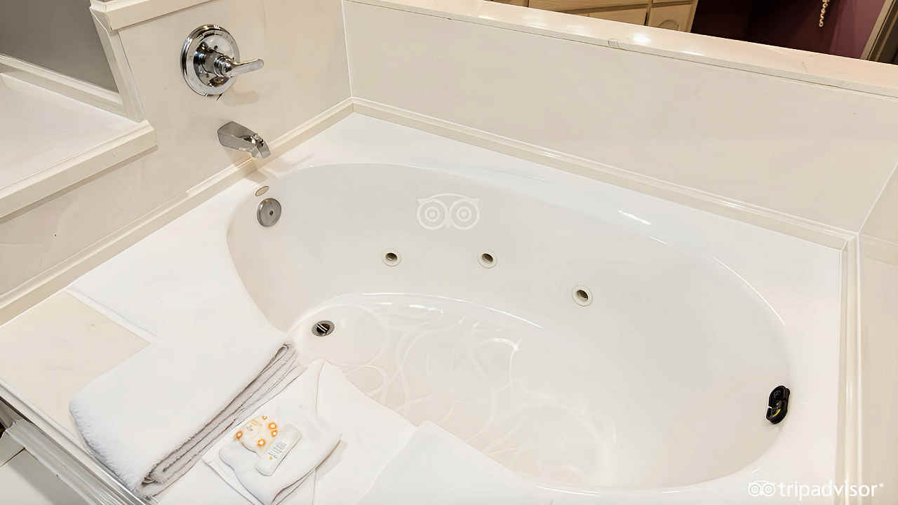 In-Room Jetted Spa Tub at Wingate by Wyndham, Memphis TN
